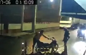 [Vídeo] Homem cai de moto e três minutos depois é atingido por outra motocicleta, em Pernambuco