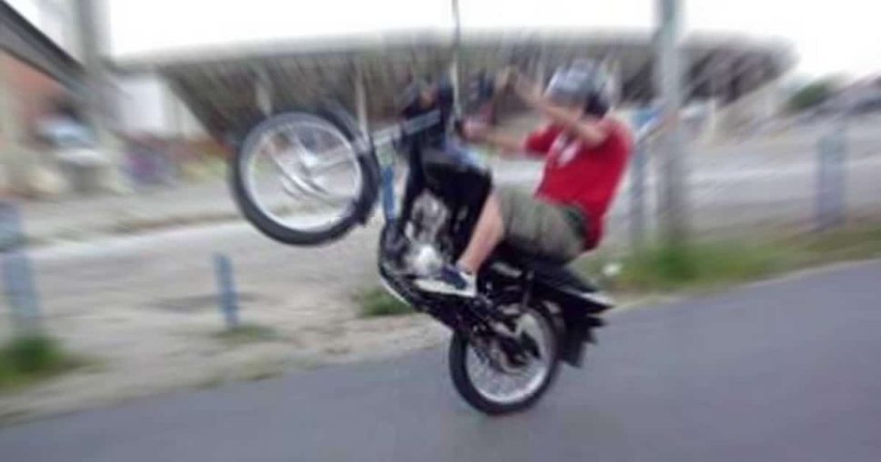 Jovem é detido pela Polícia Militar após realizar manobras perigosas em motocicleta