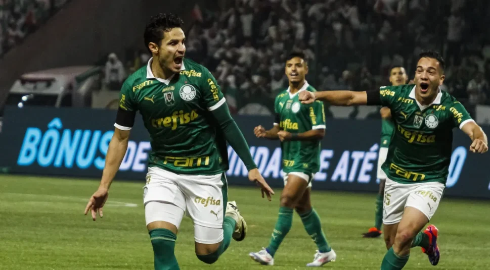Brasileirão: Palmeiras vence clássico assume 2ª colocação e afunda Corinthians no Z-4