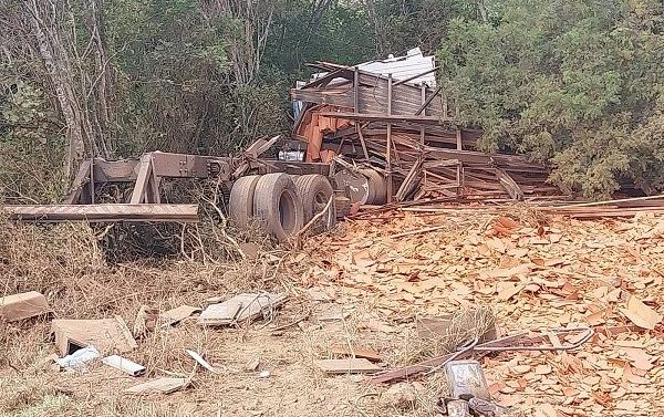 [Vídeo] Caminhão tomba na Serra das Espias, em Palmeira dos Índios