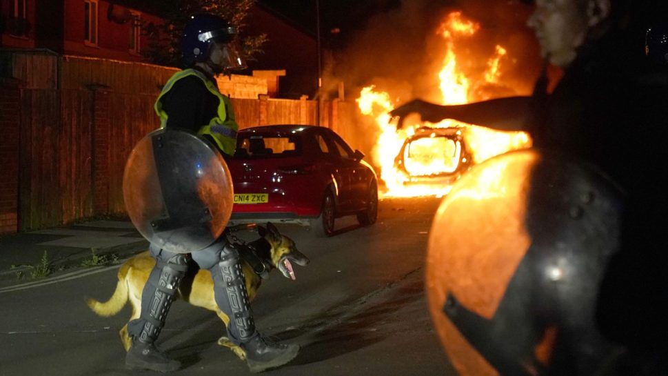 A onda de violência em protestos na Inglaterra após morte de crianças em ataque a faca