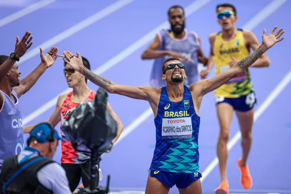 Julio Cesar conquista primeiro ouro do atletismo nas Paralimpíadas de Paris e bate recorde mundial