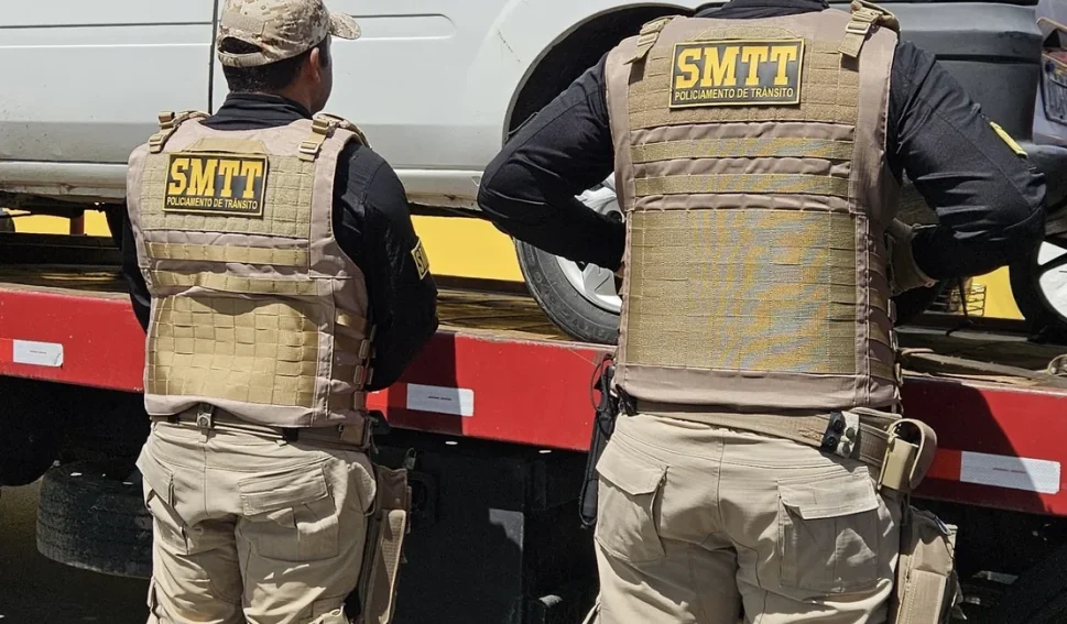 Em Arapiraca, agentes da SMTT apreendem veículo com mais de R$ 10 mil reais em multas