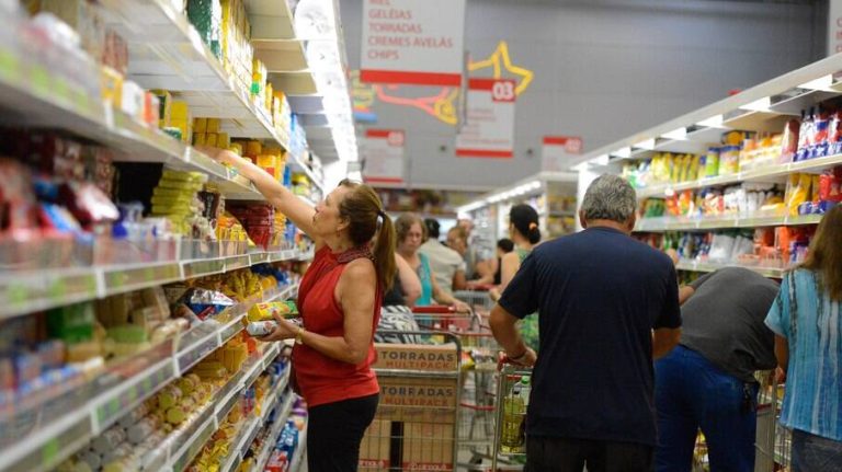 Consumo em supermercados cresce até 6,5% após proibição das bets, aponta Abras