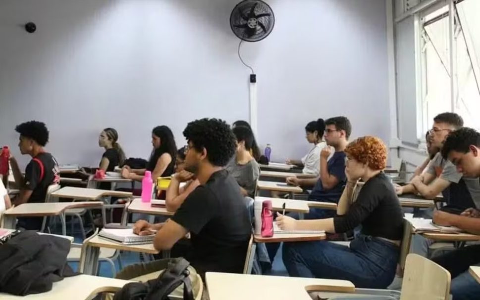 Cortes no orçamento das universidades: Governo prevê queda de 53% nos repasses até 2026