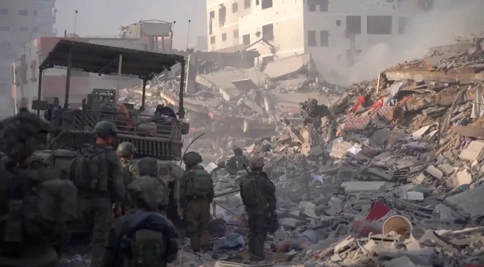 Ataque de Israel em escola de Gaza deixa mais de 90 mortos, dizem autoridades locais