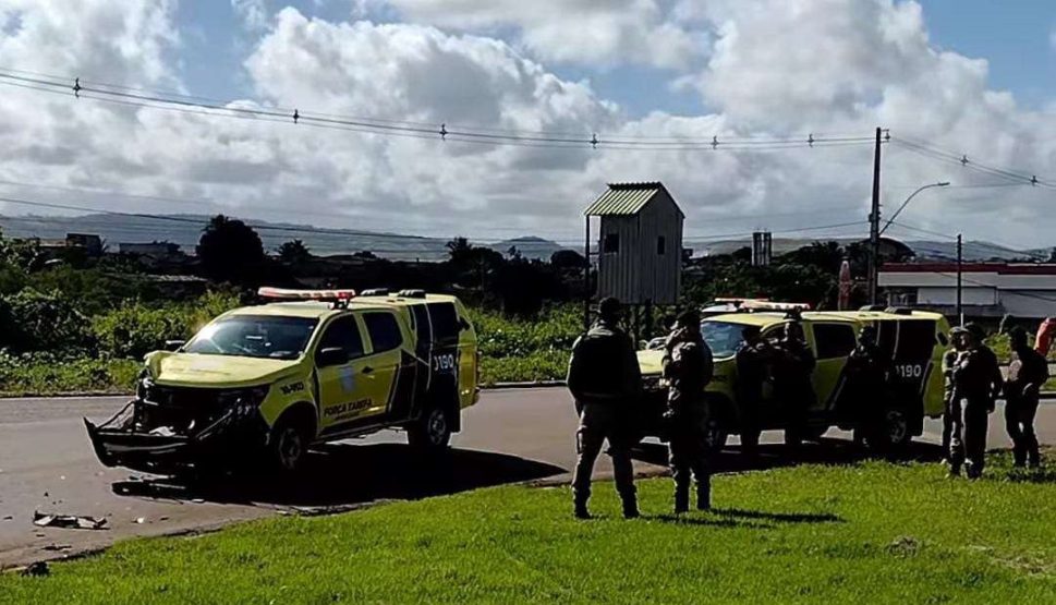 [Vídeo] Colisão envolvendo ônibus escolar e uma viatura da Polícia Militar é registrado em Palmeira dos Índios