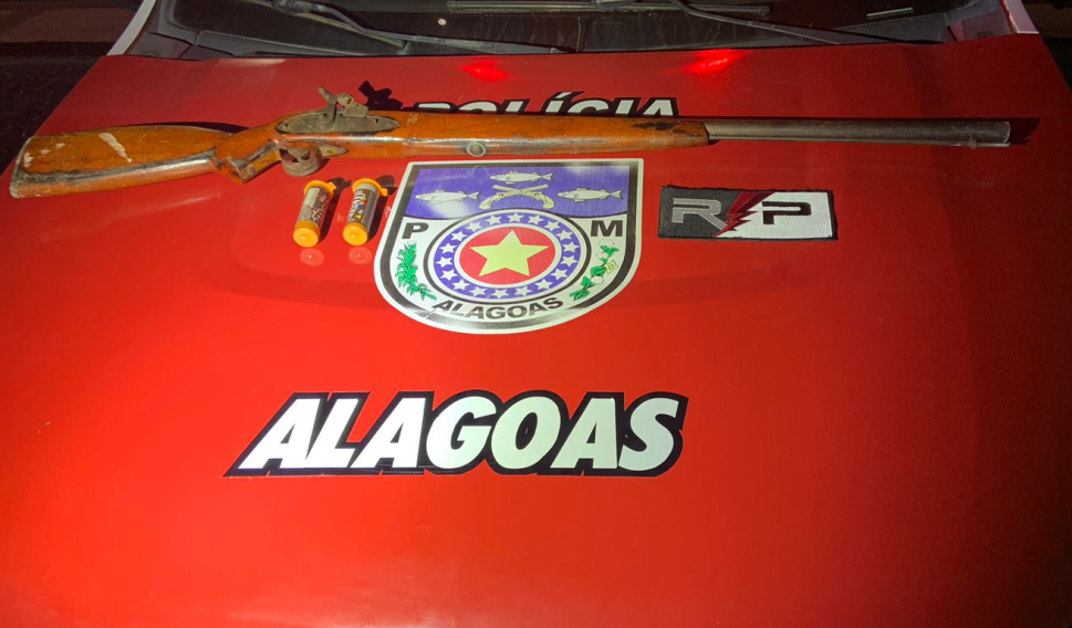 Homem é preso acusado de ameaçar vizinhos com espingarda em Arapiraca