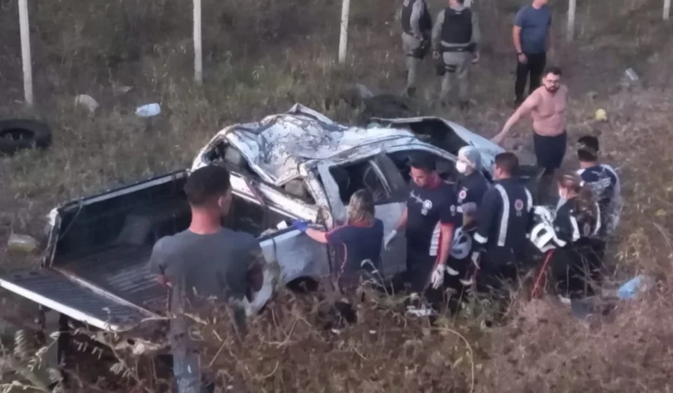 Capotamento de caminhonete na AL 220 deixa um morto e duas mulheres feridas, em Jaramataia