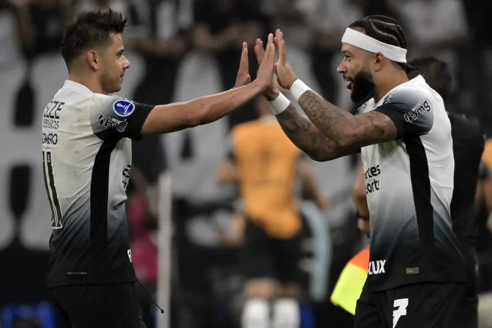 Corinthians vence Fortaleza por 3 a 0 e garante vaga na semifinal da Sul-Americana