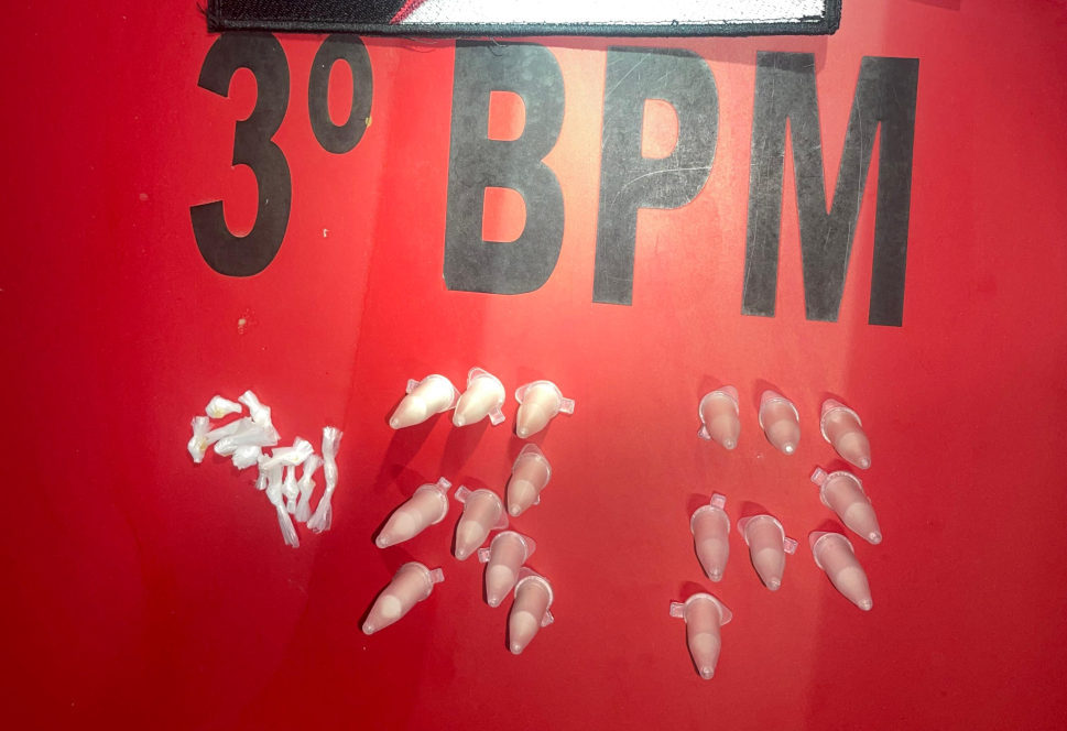 Flagrado com entorpecentes, jovem de 19 anos é preso pela PM em Arapiraca