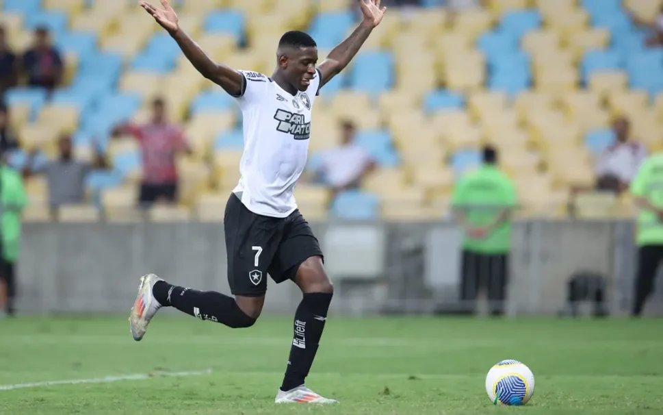 Com Lei do Ex, Botafogo vence Fluminense no Maracanã e segue líder do Brasileirão