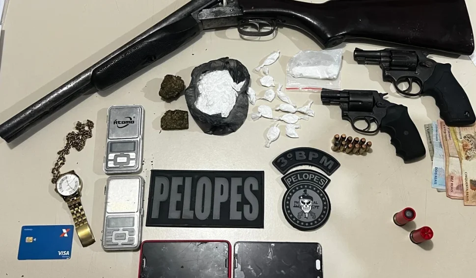 PM prende dois homens e apreende armas, drogas e munições em São Sebastião