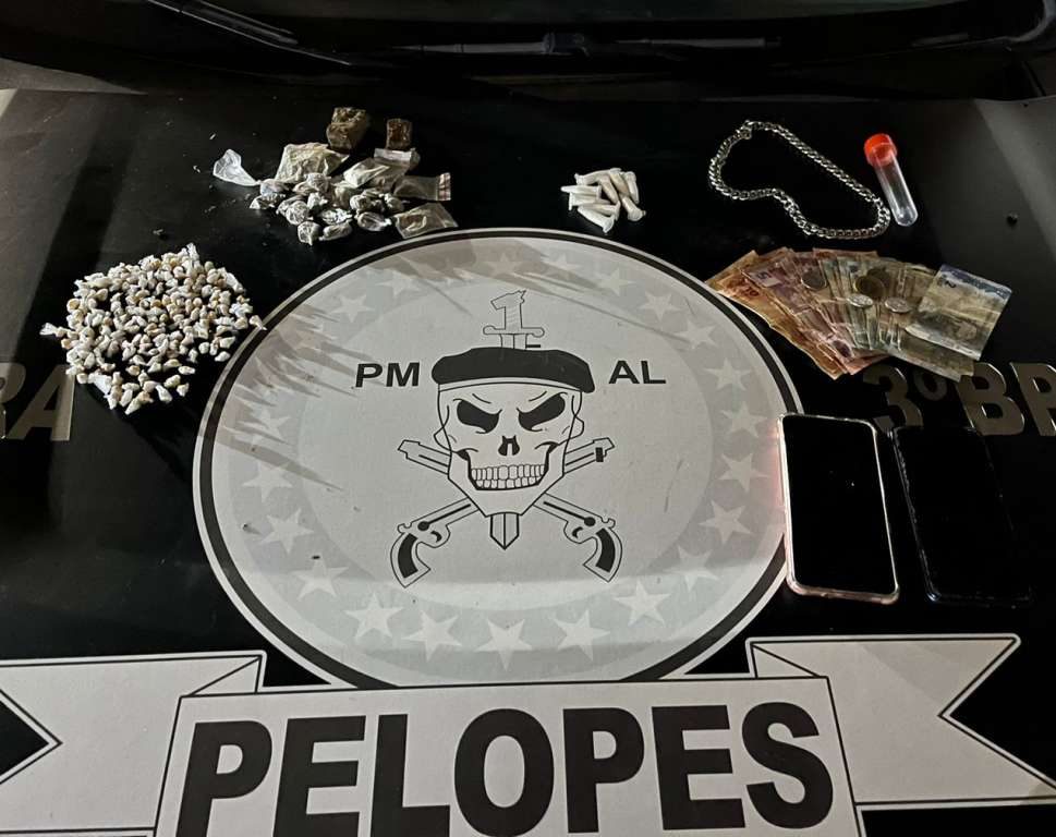 PM prende mulher de 52 anos e apreende maconha, cocaína e crack em Arapiraca