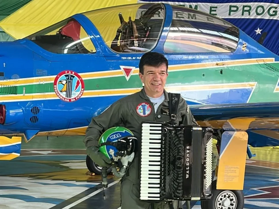 Forrozeiro Waldonys une suas grandes paixões: musica e aviação