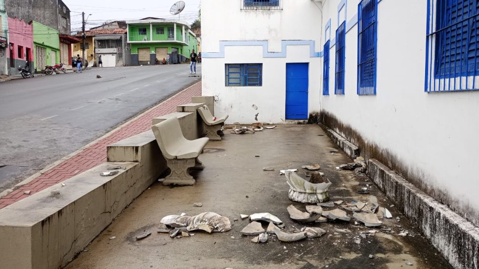 [Vídeo] Praça é alvo de vandalismo e tem bancos quebrados em Palmeira dos Índios