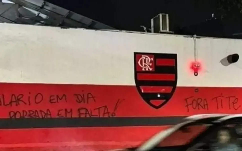 Torcida do Flamengo picha muro da Gávea e pede a saída do técnico Tite
