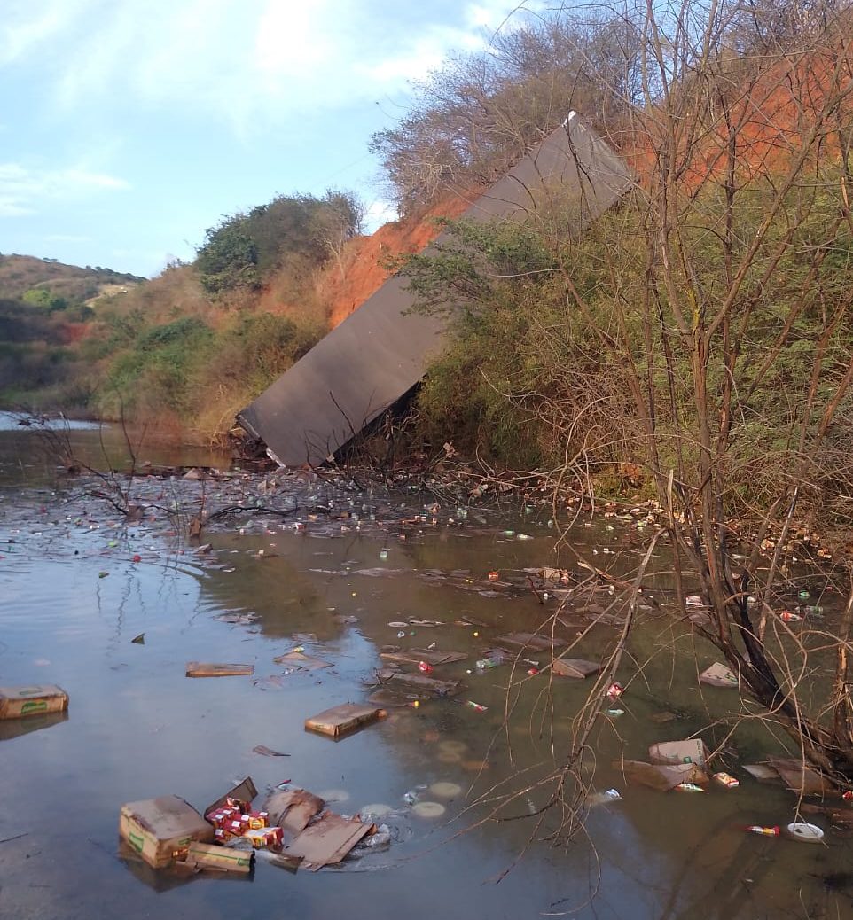 [Vídeo] Carreta tomba na Serra das Espias, em Palmeira dos Índios