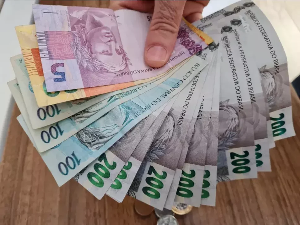 Aposentados do INSS que ganham mais que o mínimo começam a receber 13º