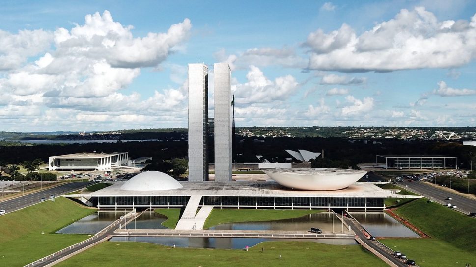 Congresso amplia fundo eleitoral e prevê R$ 4,9 bilhões para financiamento de campanhas em 2026