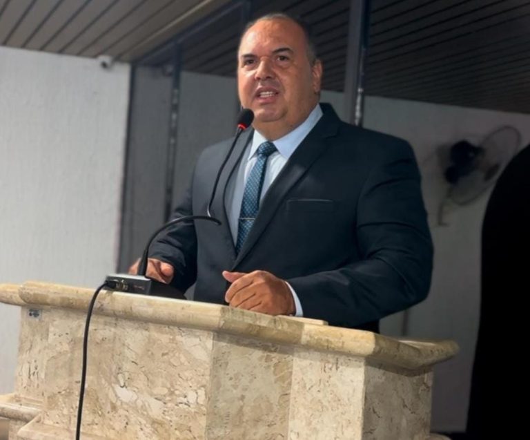 Gileninho Sampaio cobra explicações sobre taxa de esgoto e pede revisão da cobrança