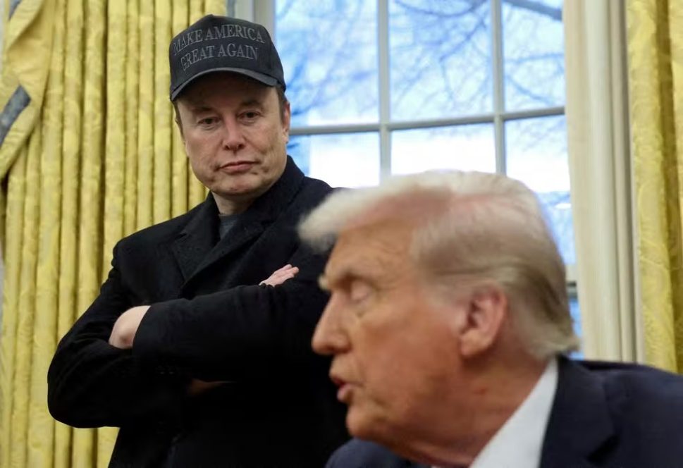 Musk chama publicamente principal assessor comercial de Trump de ‘imbecil’