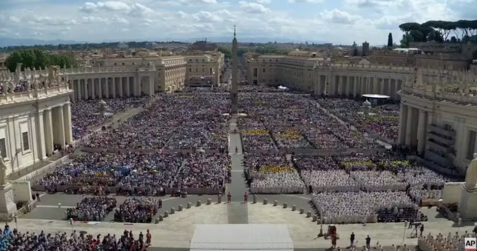 Primeira missa após sepultamento reúne 200 mil fiéis no Vaticano