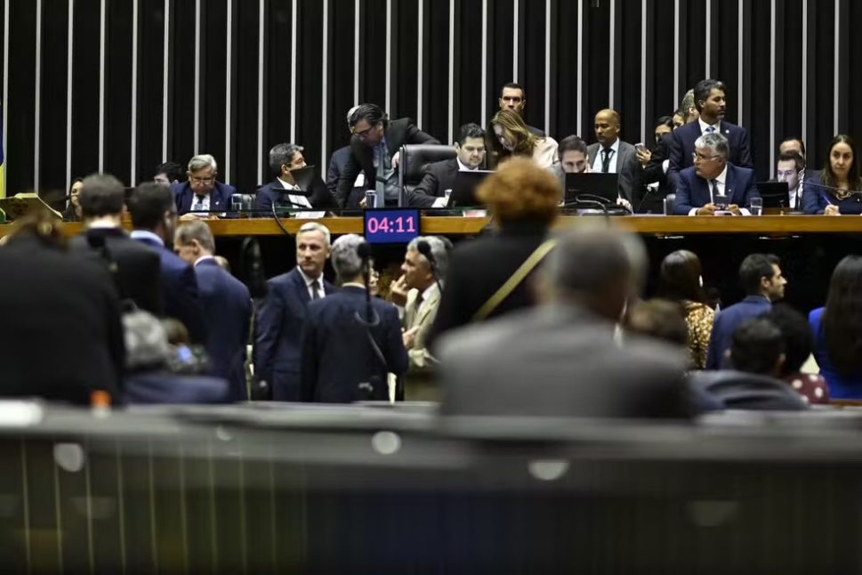 Congresso derruba vetos de Lula e retoma trechos que podem elevar conta de luz em 3,5% para consumidores