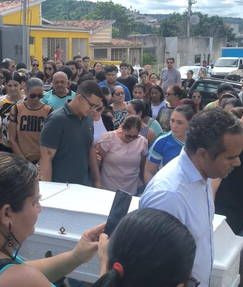 [Vídeo] Comoção marca velório de Pierre Victor em Palmeira dos Índios