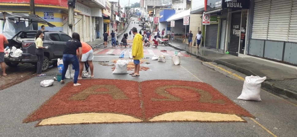 Corpus Christi movimenta fiéis em Palmeira dos Índios com confecção de tapetes e programação especial
