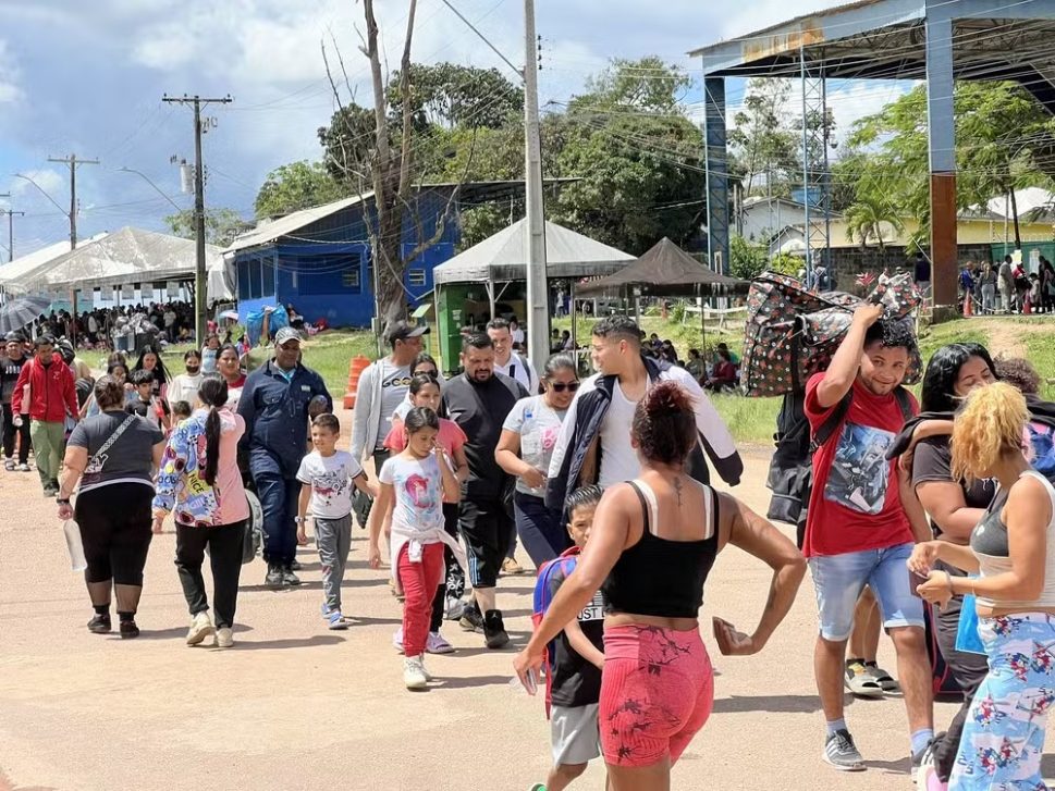 Fluxo de migrantes da Venezuela em busca de ajuda no Brasil dobra após eleição contestada de Maduro