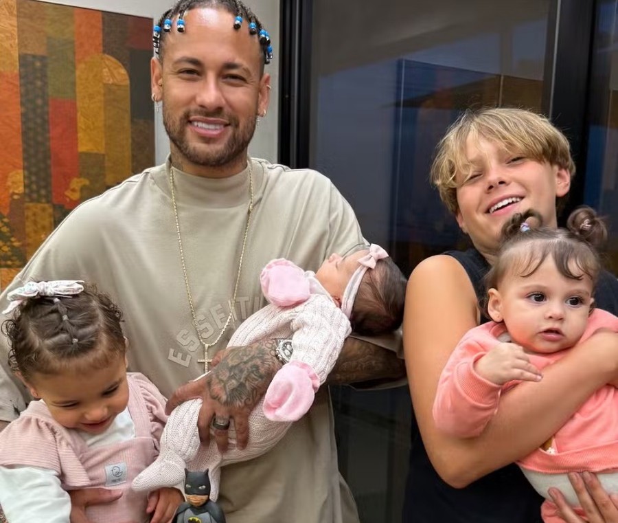Com bolo do Batman, Bruna Biancardi comemora Dia dos Pais com Neymar e os 4 filhos do jogador e se declara: ‘Me enche de orgulho’