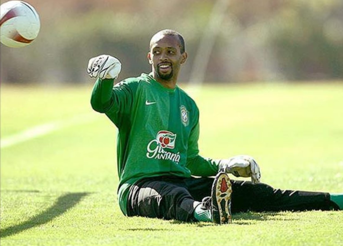 Acusado de violência doméstica, ex-goleiro Helton é detido em Portugal por posse de arma