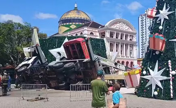 Trabalhador morre após guindaste tombar durante montagem de árvore de Natal em Manaus
