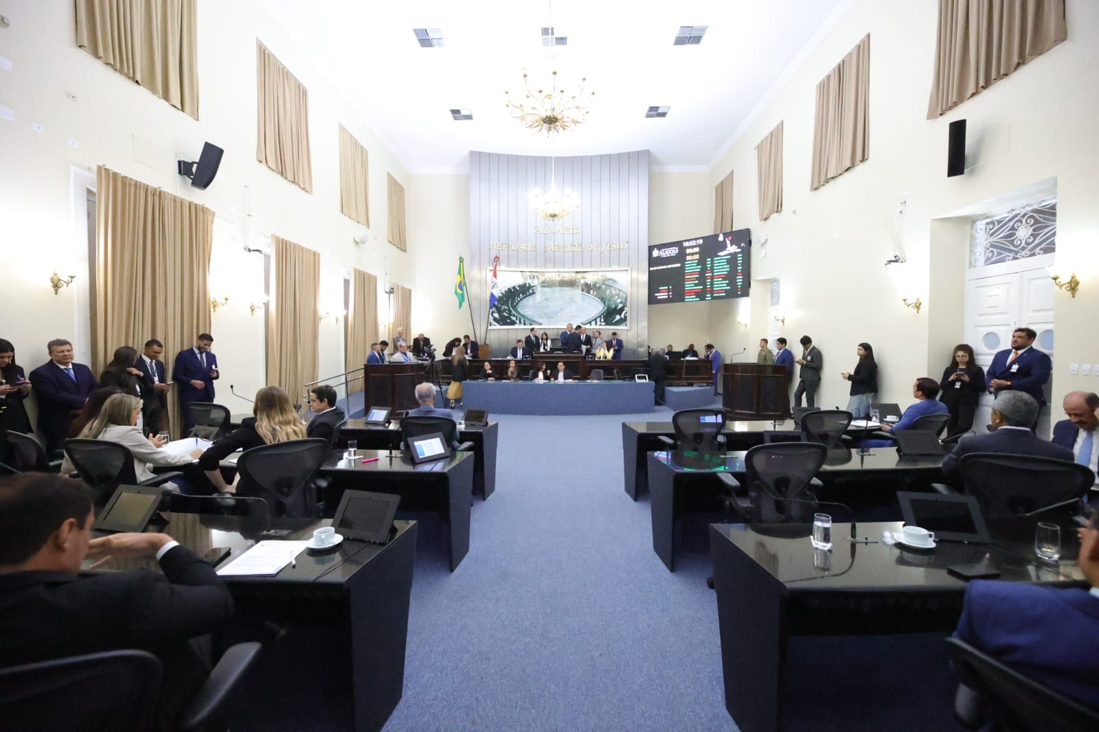 Deputados avisam a JHC que autonomia da Assembleia Legislativa deve seguir como prioridade