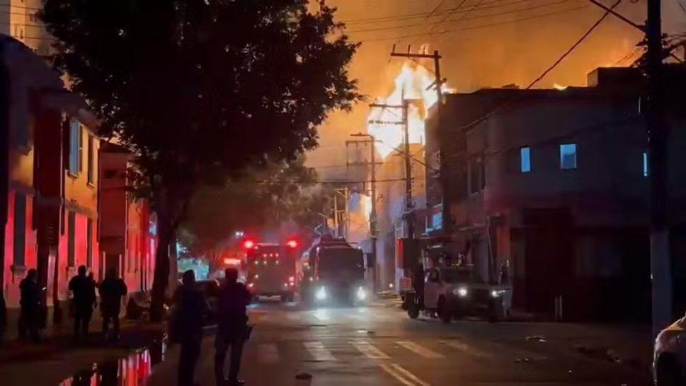 Incêndio de grandes proporções atinge fábrica no Brás, no Centro de São Paulo
