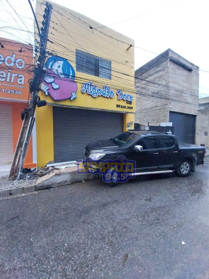 Caminhonete colide com carros estacionados, atinge poste e deixa parte do Centro de Palmeira sem energia