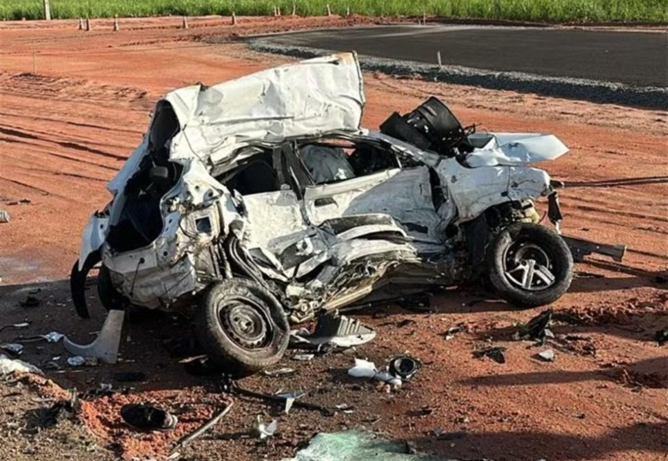 Motorista de carro morre após colidir contra carreta em Marechal Deodoro