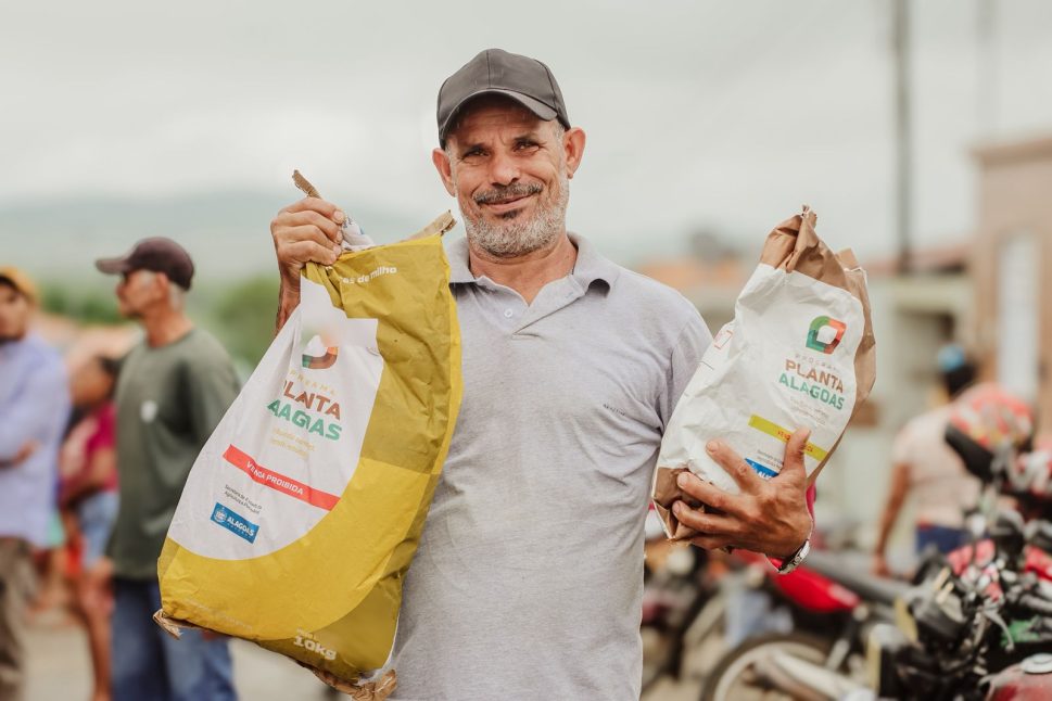 Programa Planta Alagoas tem início em Taquarana e beneficia agricultores com distribuição de sementes