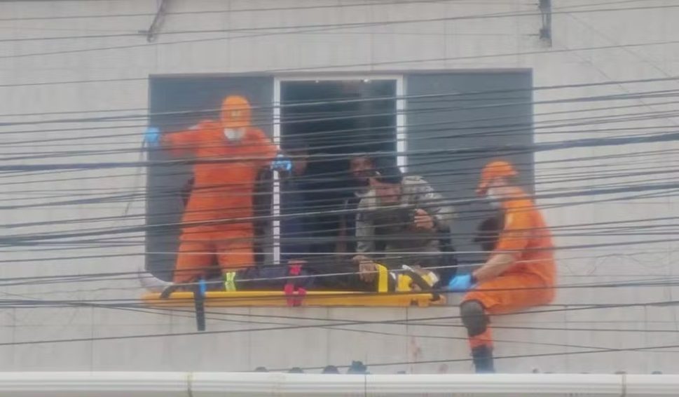 Trabalhador leva choque ao instalar placas solares, cai de telhado e fica ferido em Maceió