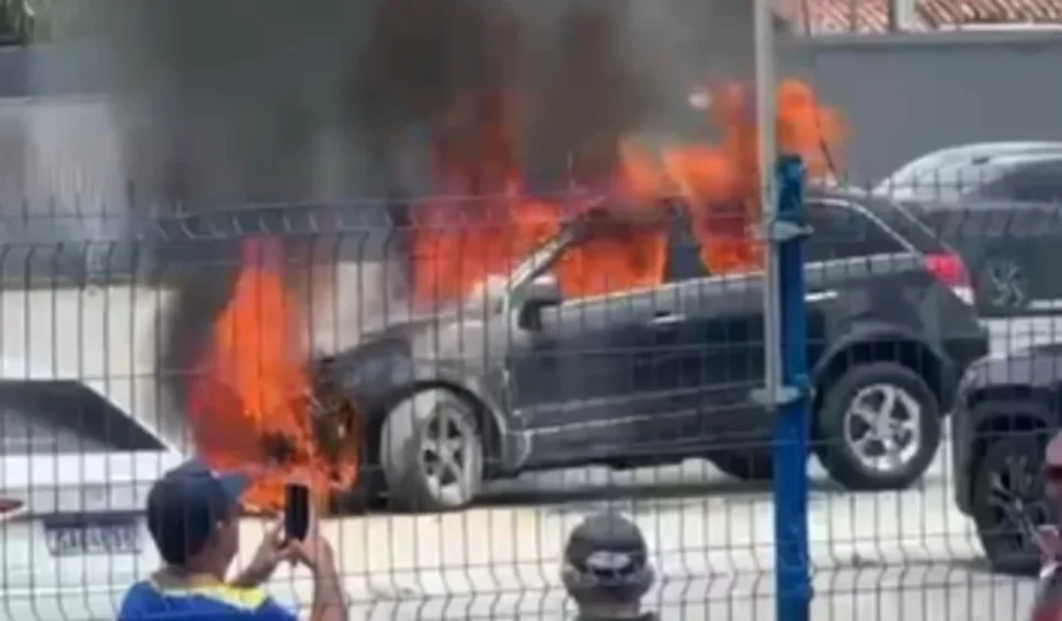Carro pega fogo em estacionamento de supermercado em Arapiraca