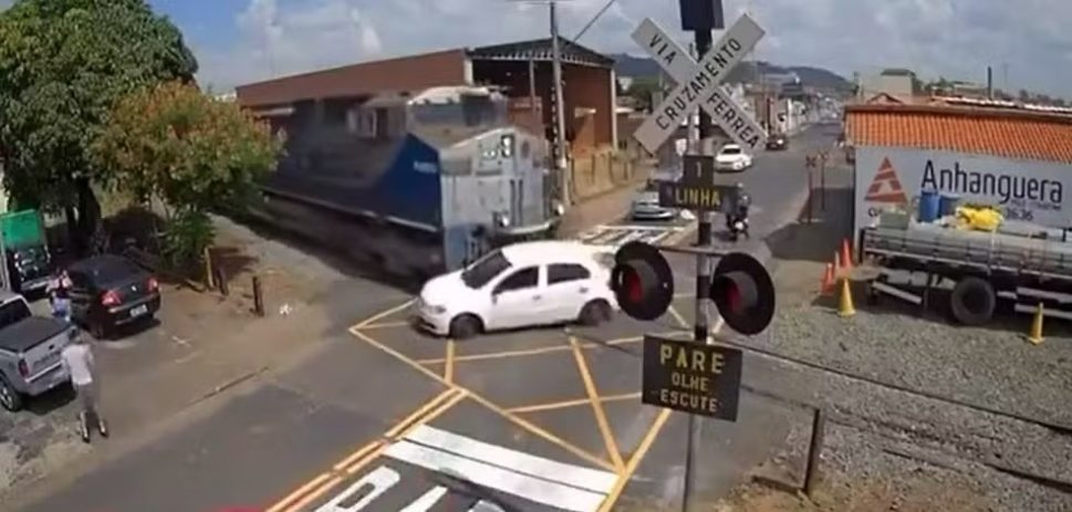 [Vídeo] Carro fica preso nos trilhos e é atingido por trem no interior de São Paulo