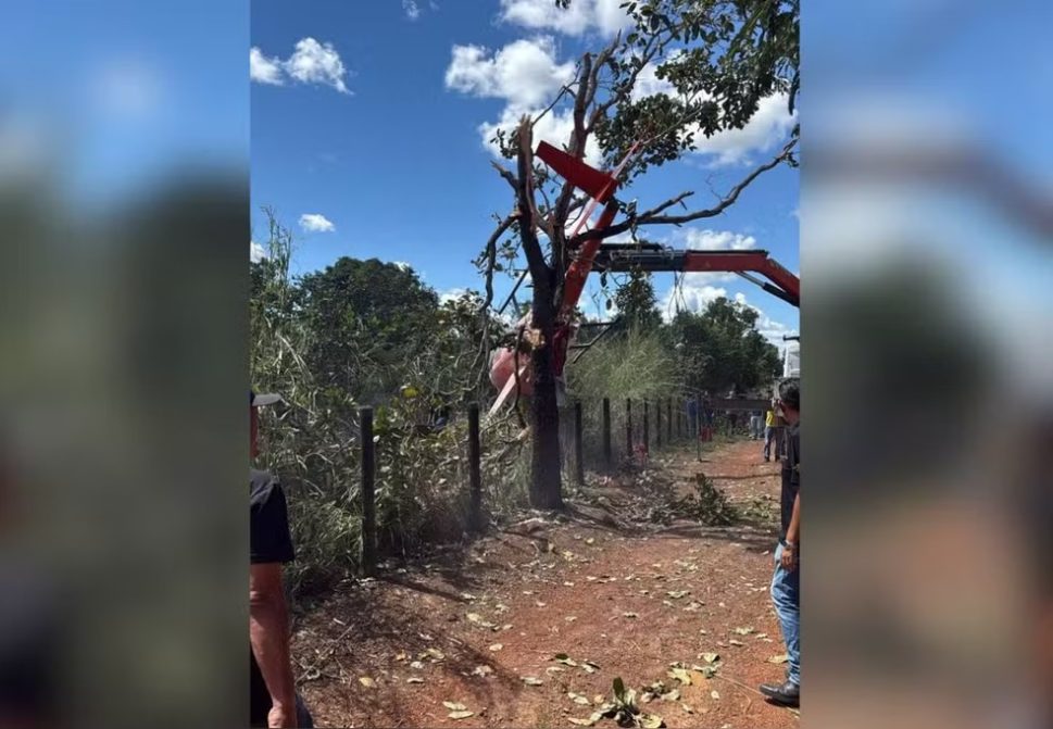 Helicóptero da dupla Henrique e Juliano cai em fazenda no Tocantins; dupla não estava a bordo