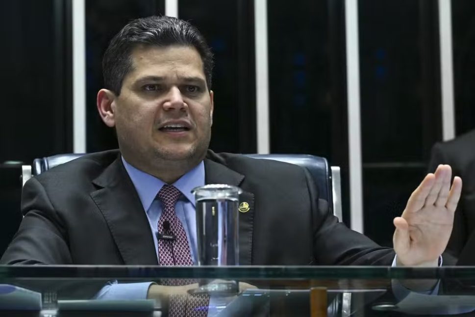 Davi Alcolumbre alerta para impactos nas contas públicas e pede cautela em propostas de aumento salarial