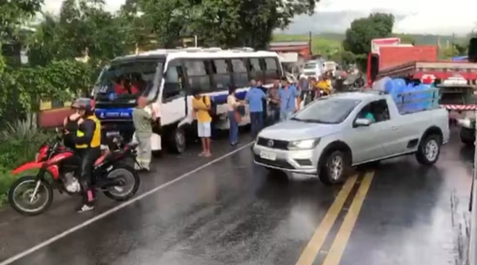 [Vídeo] Colisão entre carreta e van deixa o trânsito lento na BR-316, em Satuba