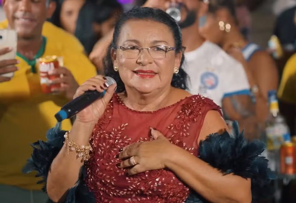 Conheça Mainha do Brega, a costureira que virou cantora aos 63 anos