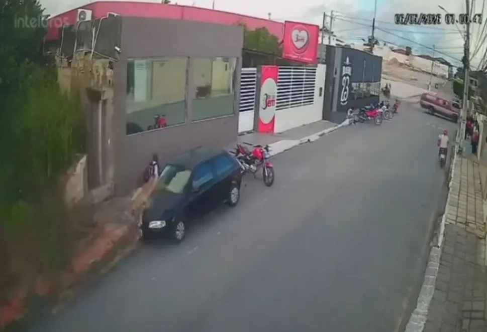 [Vídeo] Muro desaba e criança escapa por segundos de ser atingida