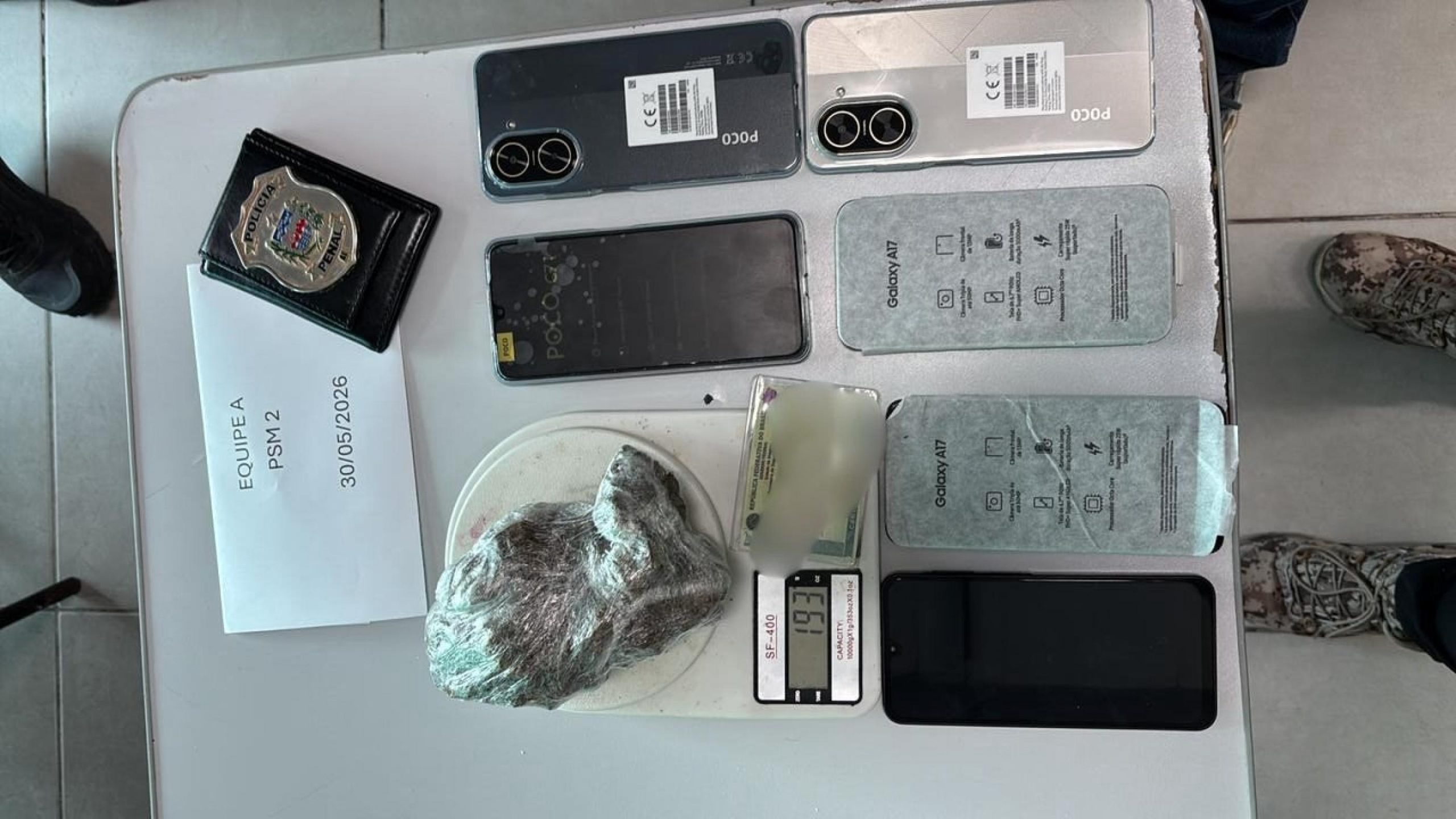 Policiais penais flagram drogas e aparelhos celulares com esposa de preso no sistema prisional