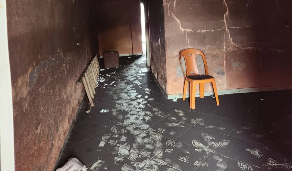 Após incêndio atingir residência em Craíbas, mulher acusa ex de ameaças e cárcere privado