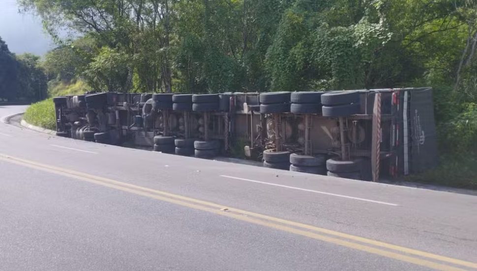 [Vídeo] Carreta carregada com granito tomba na BR-316, em Atalaia